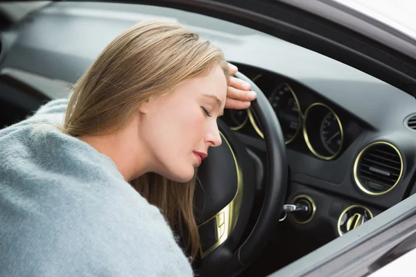 Moe vrouw in slaap op stuurwiel — Stockfoto