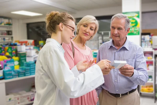 Farmaceuta i jej klienci mówią o leki — Zdjęcie stockowe