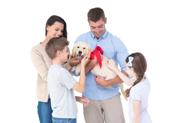 Familia feliz con perro — Foto de Stock