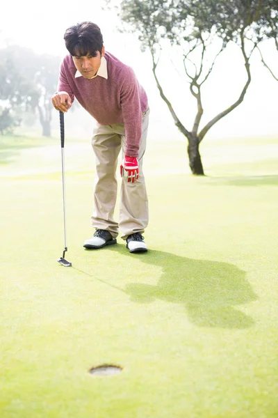 Golfer looking at the hole — Stock Photo, Image