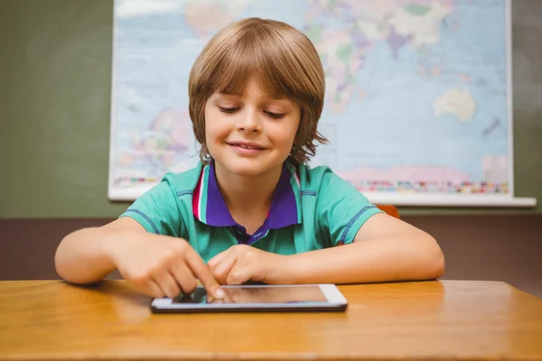 Kleine jongen met behulp van digitale tablet in klas — Stockfoto