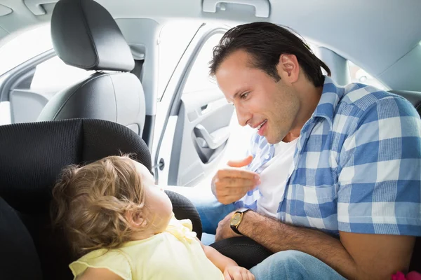 Pai protegendo seu bebê no assento do carro — Fotografia de Stock