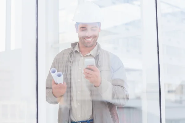 Architekt, používání mobilního telefonu v úřadu — Stock fotografie