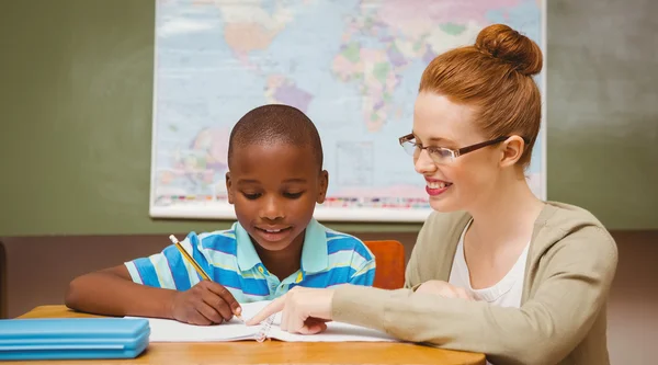 Enseignant aidant petit garçon avec les devoirs en classe — Photo