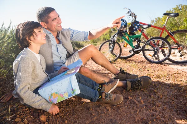 Vader en zoon op een fietstocht — Stockfoto