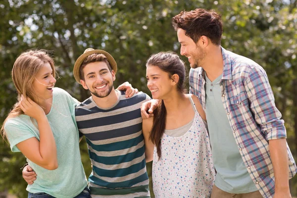 Amigos felizes no parque — Fotografia de Stock