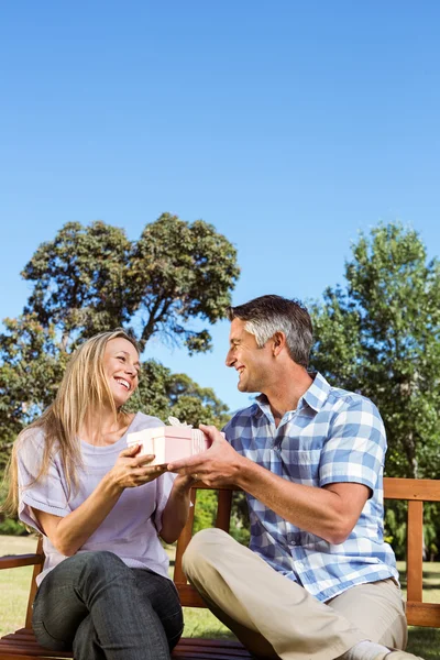 Paar ontspannen in het park — Stockfoto