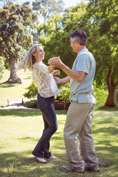 Casal feliz dançando no parque — Fotografia de Stock