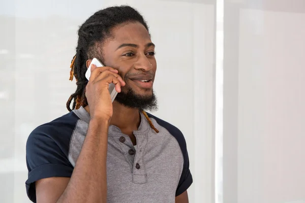 Giovane uomo casuale utilizzando il telefono cellulare — Foto Stock