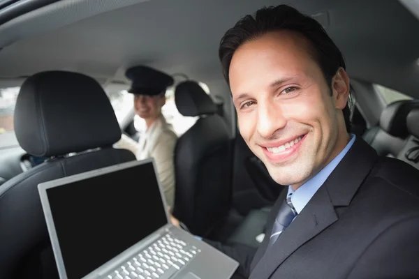 Zakenvrouw wordt chauffeur tijdens het werken — Stockfoto