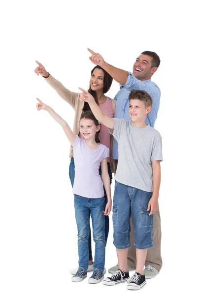 Vierköpfige Familie zeigt auf Kopierraum — Stockfoto