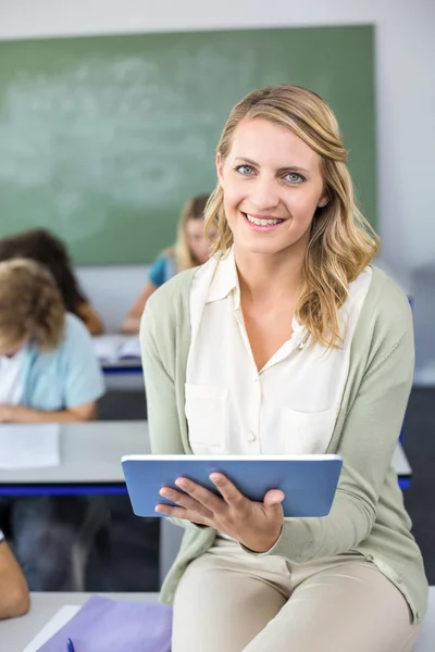 Tanárnőt a férfi hallgatók segítségével az osztályban, digitális tabletta — Stock Fotó