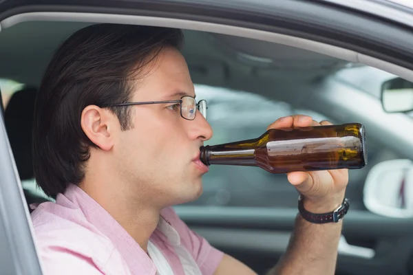 Mann trinkt Bier während der Fahrt — Stockfoto