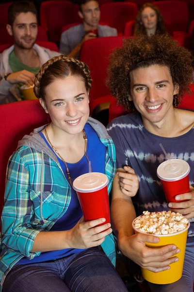 Pareja joven viendo una película — Foto de Stock