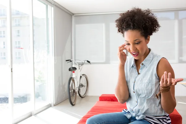 Junge beiläufige Frau mit Handy — Stockfoto