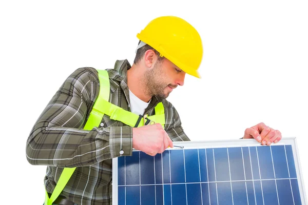Trabajador apriete panel solar — Foto de Stock