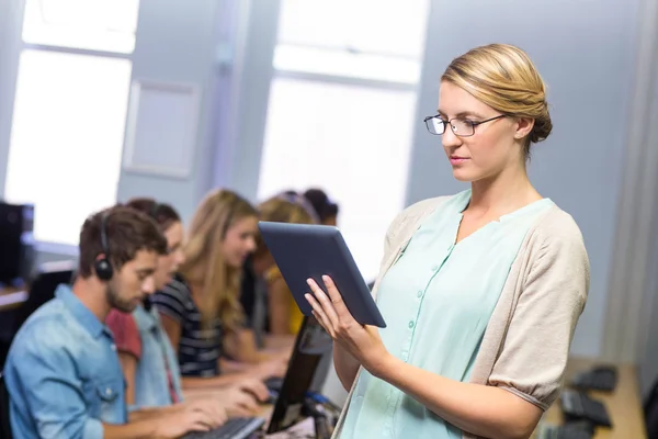 Enseignant utilisant une tablette numérique en classe informatique — Photo