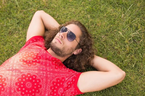 Guapo hipster en el parque — Foto de Stock