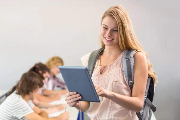 Studentessa che utilizza tablet digitale — Foto Stock
