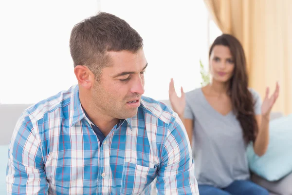 Hombre mirando a la mujer peleando con él — Foto de Stock