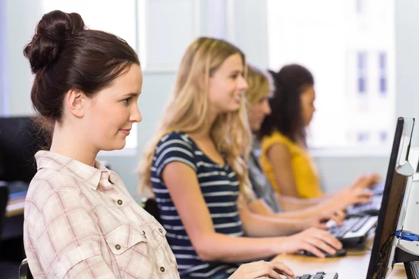 Zijaanzicht van studenten in de computer klasse — Stockfoto