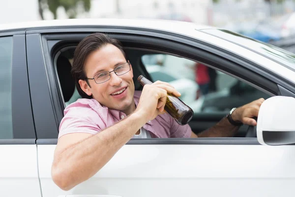 Man bier drinken tijdens het rijden — Stockfoto