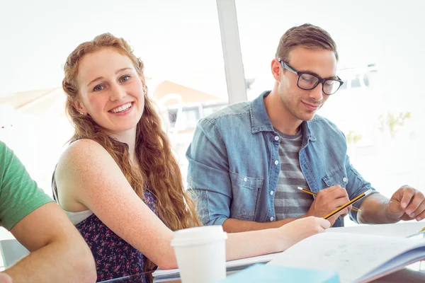 Mode studenten die werken als een team — Stockfoto