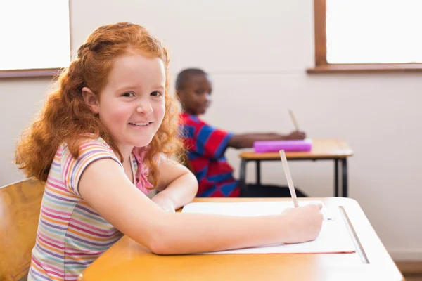 Aluno bonito sorrindo para a câmera em sala de aula — Fotografia de Stock