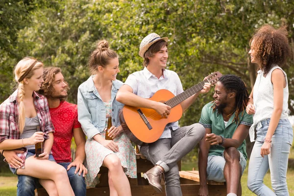 Glückliche Freunde im Park — Stockfoto