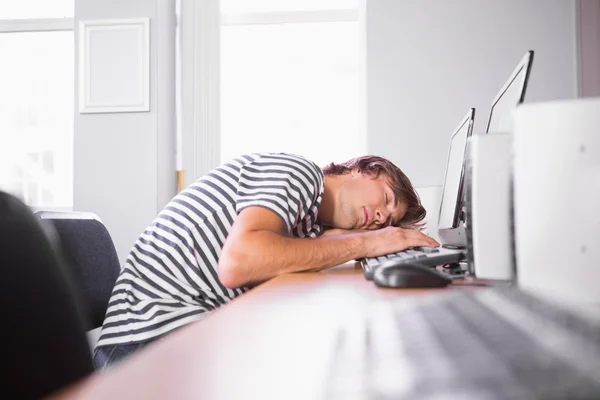 Studente che dorme sul computer in classe — Foto Stock