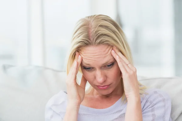 Mujer molesta frotando sus sienes — Foto de Stock