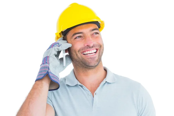 Lächelnder Reparateur im Handy-Gespräch — Stockfoto