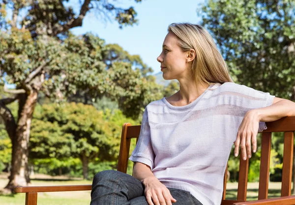 Bonita rubia relajándose en el parque — Foto de Stock