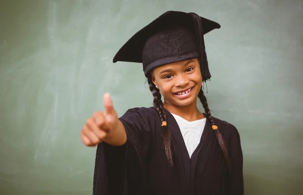 Ragazza in vestaglia di laurea gesticolando pollici in su — Foto Stock