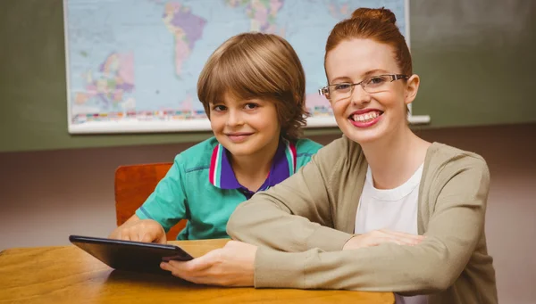 Lärare och pojke med digitala tavlan i klassrummet — Stockfoto