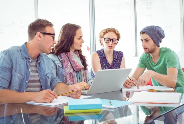 Estudiantes de moda trabajando en equipo — Foto de Stock