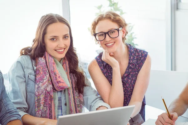 Mode studenten die werken als een team — Stockfoto