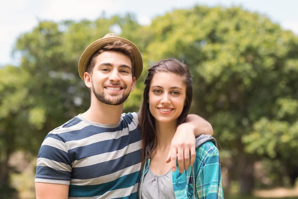 Jeune couple souriant à la caméra — Photo