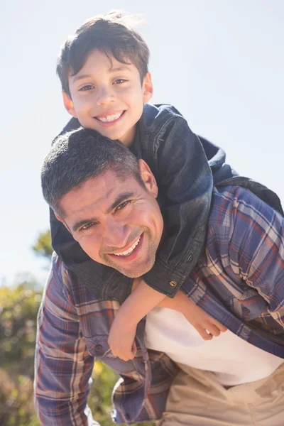 Vater und Sohn auf dem Land — Stockfoto