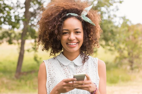 Mujer joven feliz usando teléfono inteligente —  Fotos de Stock