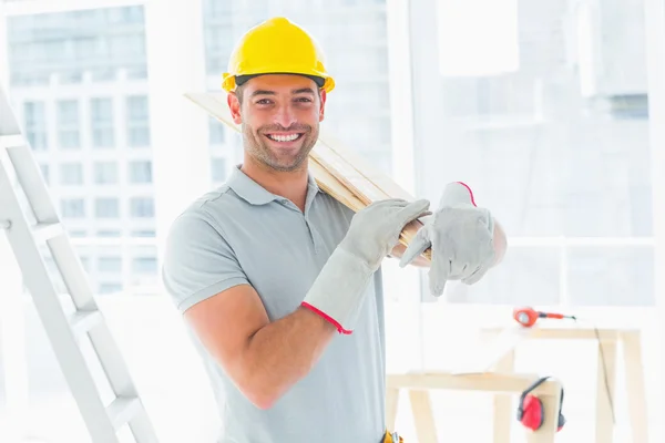 Handarbeiter tragen Bohlen im Gebäude — Stockfoto