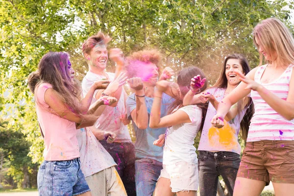 Felices amigos cubiertos de pintura en polvo — Foto de Stock