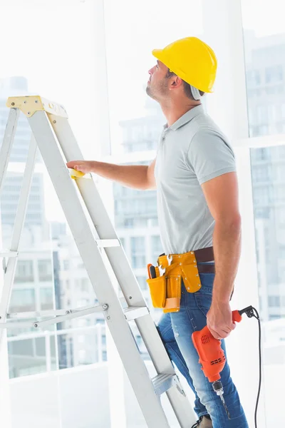 Handyman com máquina de broca — Fotografia de Stock