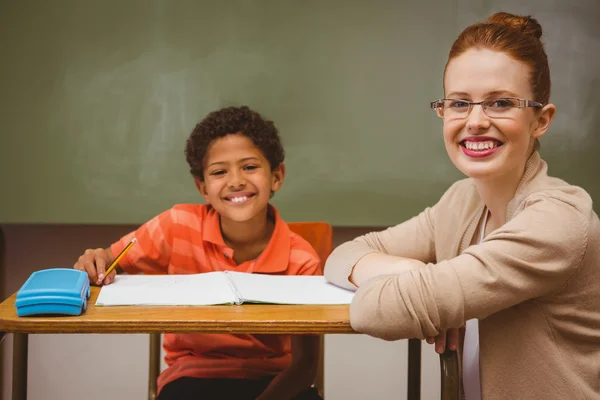 Sınıf ödev ile küçük çocuk yardımcı öğretmen — Stok fotoğraf