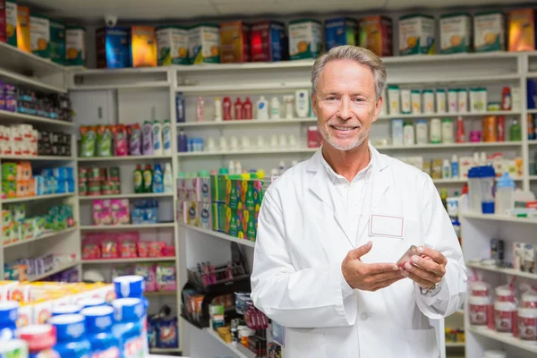 Farmacêutico sénior que detém a medicina — Fotografia de Stock