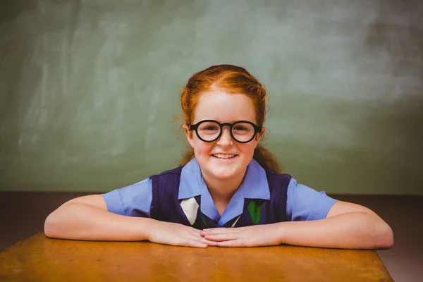 Schattig klein meisje glimlachend in klas — Stockfoto