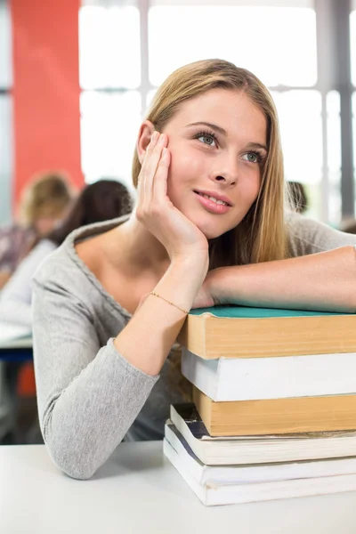 Pozorný student s knihami v učebně — Stock fotografie