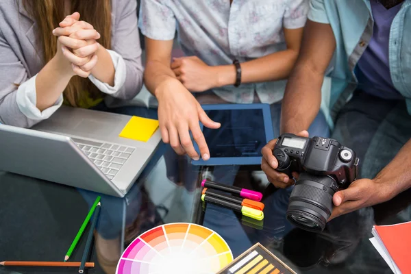 Primo piano di uomini d'affari creativi con fotocamera digitale — Foto Stock