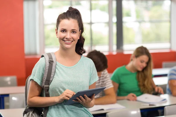 Estudiante usando tableta digital en el aula — Foto de Stock