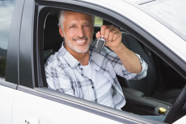 Homem sorrindo e segurando a chave — Fotografia de Stock